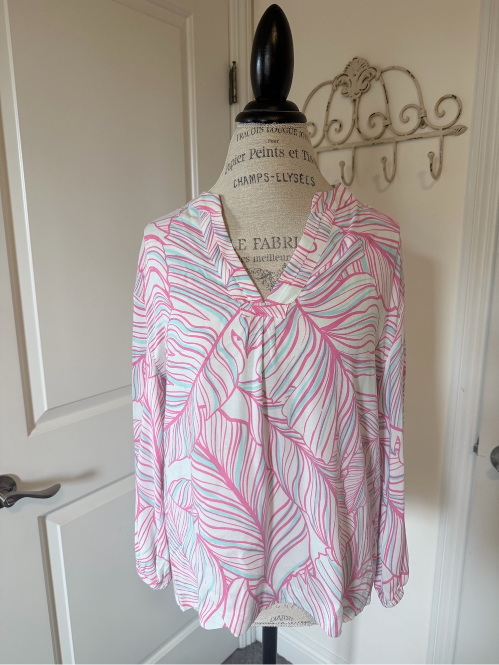 Source Unknown Pink and White Leaf-Print V-Neck Blouse